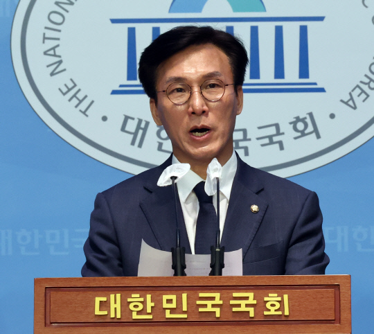 김민석 더불어민주당 의원이 24일 국회에서 원내대표 출마 기자회견을 하고 있다. 연합뉴스.